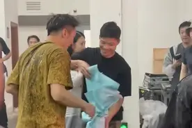 2025.9.20谢霆锋广州演唱会苏炳添后台送花，带老婆与谢霆锋合影