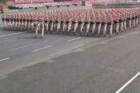第一视角带你看女民兵方队变换队形，斜向前进依旧整齐划一!