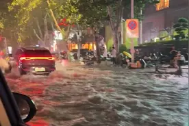 郑州局地突降大暴雨：雷雨交加积水严重 道路被淹车辆涉水前行