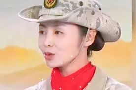 民兵方队领队李依潼:最震撼的瞬间应该是，在我下达向右看口令时