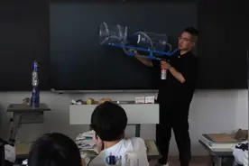 课堂上的趣味实验，物理课的精彩瞬间！