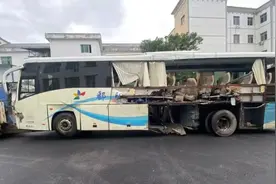 江西一中考返程客车与半挂车相撞：致2死4伤，客车驾驶员已刑拘视频封面
