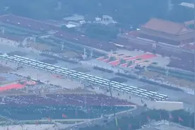 天安门广场最新航拍画面：受阅部队已在长安街列阵 准备就绪