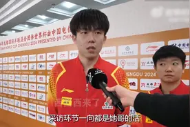 孙颖莎没看到闪光灯却愿陪王楚钦一起指，他们就是彼此最好的搭档