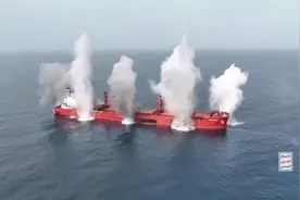 胡塞武装公布了两天前袭击并炸毁希腊散货船“魔幻海洋”号的视频