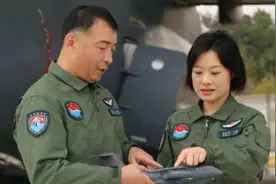 太帅了，谭红梅和张浩这夫妻俩都是空军飞行员