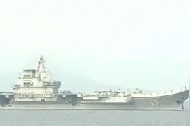 震撼现场：山东舰航母编队驶入香港 航母甲板停满舰载机