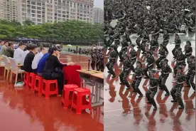 军训突降暴雨，中学学生雨中完成会操，校领导无一离席无人打伞