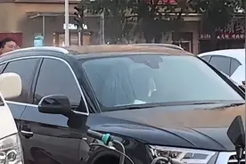 局部暴雨奇观！天津街头现独宠一辆车的神操作，路人集体看傻眼视频封面