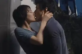 长得帅就是有优势，夜场女孩主动跟小伙聊天，好看了视频封面