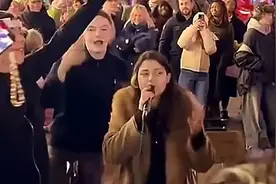 # 外国美女亲切的唱着中文歌，震撼全场，灵魂舞者，蛮好听的。