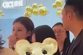 玥儿箖箖已低调回京，汪小菲抱着女儿满脸幸福，张兰也在其中