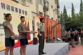教官以身作则。不要浪费粮食 "军训 "