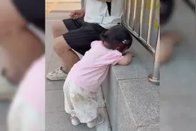 孩子街头大哭， 一首《最炫民族风》神转折，网友：吃和哭选跳舞