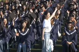 东北财经大学2025毕业现场！合唱《New Boy》青春神曲