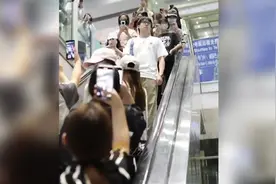 北京机场，王楚钦被前后围堵怼脸拍照，从扶梯上掉下去了谁负责？