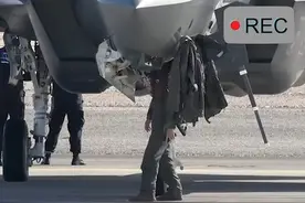 美国F35闪电飞机：近距离高清实拍，飞行员垂直干拔起飞！震撼！视频封面