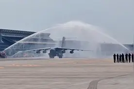 致敬忠烈！运-20降落 机场以“过水门”最高礼遇迎接英雄回家