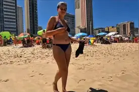 炎热的阳光和寒冷的大海 巴西海滩漫步