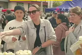 俄罗斯游客在黑河熟练扫码付款视频封面