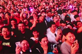 歌坛一姐那英长春音乐节现场人山人海，首秀人气爆棚