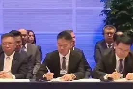 刘强东登上新闻联播了！以达沃斯论坛主席身份！与总理面对面！