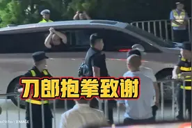 直接泪崩！重庆演唱会结束接刀郎下班，刀郎打开车窗拱手抱拳致谢