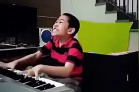 时隔五年才看到，太疯癫了！第一次看到钢琴还能这样弹！