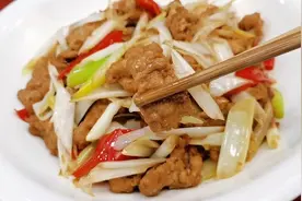 炒瘦肉时，切记不要直接下锅炒，教你一招，像吃豆腐一样嫩滑！