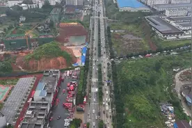 预计出现253米洪峰水位！航拍贵州榕江撤离现场：车辆有序驶出