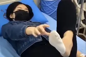 吃菌中毒后的迷惑行为，哈哈太离谱了，云南人一年一度的试毒大会