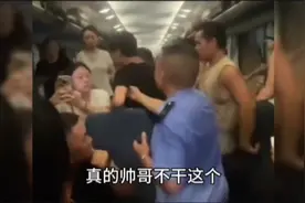 因火车故障停靠几小时，不通风太热小伙不听乘务员劝阻砸车窗？