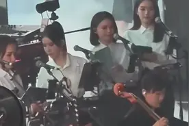 刀郎重庆演唱会最美伴唱团四朵金花入场，大家的尧尧来了