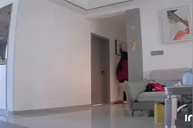 儿子带一群女同学回家，妈妈看着监控不知道该怎么办视频封面