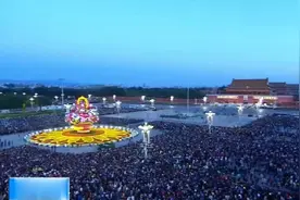 天安门广场举行升国旗仪式