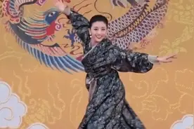 黄小蕾跳藏族舞超带感，长袍飘飘像“仙女下凡”，震撼全场
