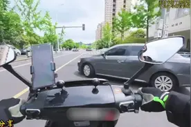 外卖骑手撞白车，对方索300元，交警介入反转，骑手获赔300元。