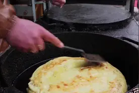 陕西大哥烙饼4年，2元一块物美价廉，特制铁鏊子独一无二