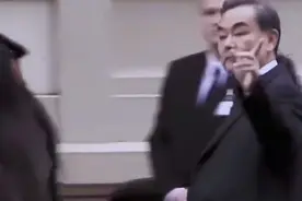 抬手不是抱歉而是你还得练 #中国外交部长#王毅#压迫感十