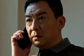 以法之名：洪亮揭穿谢鸿飞真面目，在他家地下室发现大量现金金条