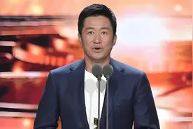 央视玩梗坦克有没有后视镜！受访小哥长得颇像吴京，给出标准答案