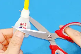 手被502粘住千万别拿剪刀去剪，教你一招，不管粘多紧都能打开视频封面