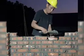 小松在越南建房：小叔开始砌砖做吊顶塔，决定用树脂瓦封顶。视频封面