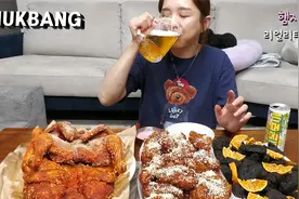 韩国富婆吃什么： 这是韩国顶级的炸鸡，.啤酒是必须的！奢侈