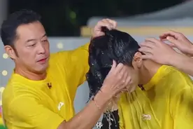 陈哲远假发被冲掉了😆沙溢马上给按回去🤣李晨更搞笑🤣