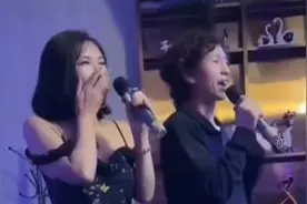 庞麦郎唱《我的父亲是瓦匠》，搭档龚玥菲忍不住笑场。