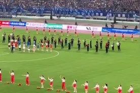 苏超现场6万人超燃大合唱《歌唱祖国》热泪盈眶，祖国万岁