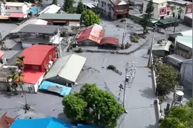 航拍记录花莲堰塞湖溃堤瞬间 泥水暴涨淹没民房一层楼