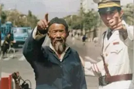 三人军营结义为兄弟，建国后一人是铁匠，一人是贫农，一人是主席