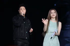 范玮琪唱《不得不爱》翻车，潘玮柏声音一出来就对味了